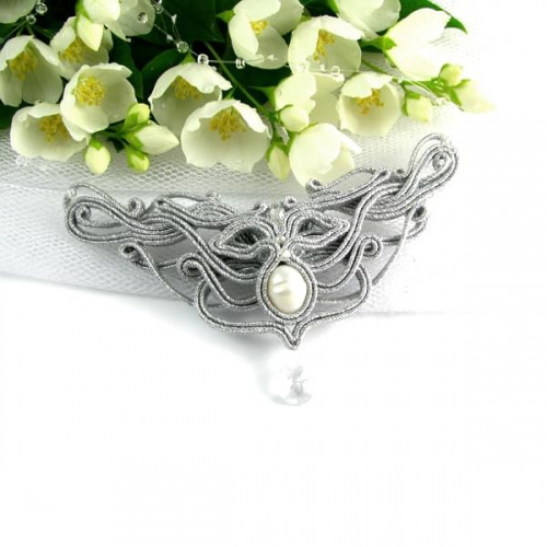Ażurowy srebrny naszyjnik z perłą