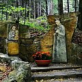 kamienno-porcelitowy pomnik na dróżce Prymasa Tysiąclecia Ks.Kardynała Stefana Wyszyńskiego w Komańczy przy klasztorze Sióstr Nazaretanek