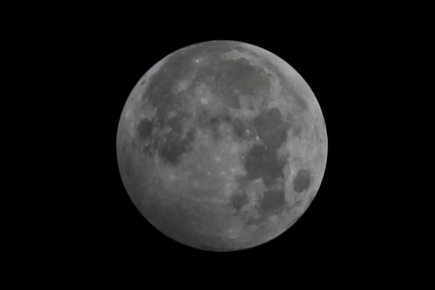 19.10.2013. Półcieniowe zaćmienie Księżyca. Widoczne delikatne pociemnienie lewej dolnej części tarczy. #KsiężycPełniaZaćmienie