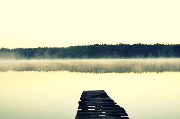 Pomost na północy polski #pomost #jezioro #ranek #mgła