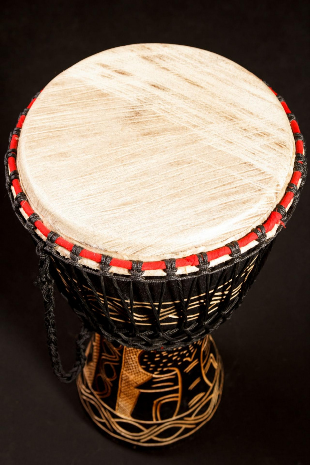 Djembe. cena 450zł.
Kraj pochodzenia -Ghana.
Drewno - mansonia.
Skóra kozia.
Wymiary - 61x30,50cm
Waga- 7,5 kg