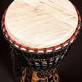 Djembe. cena 450zł.
Kraj pochodzenia -Ghana.
Drewno - mansonia.
Skóra kozia.
Wymiary - 61x30,50cm
Waga- 7,5 kg