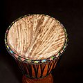 Djembe cena 730zł
Kraj pochodzenia -Wybrzeże Kości Słoniowej. Drewno - iroko.
Skóra kozia.
Wymiary - 58x29,5cm
Waga- 6 kg