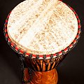 Djembe cena 450zł
Kraj pochodzenia -Ghana.
Skóra kozia.
Drewno - mansonia.
Wymiary - 63x32cm
Waga- 5,8 kg