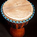 Djembe Grand cena 1000zł
Kraj pochodzenia -Wybrzeże Kości Słoniowej. Drewno- lenke.
Skóra kozia gruba.
Wymiary - 63x39cm ( 15 cali)
Waga- 10,7 kg