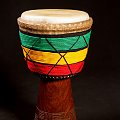 Djembe Master cena 1700zł Kraj pochodzenia - Mali. Drewno - goueni (balafonowe) polerowane woskiem carnauba. Skóra kozia, Wymiary - 62,5 x 33 cm Waga- 10,5 kg